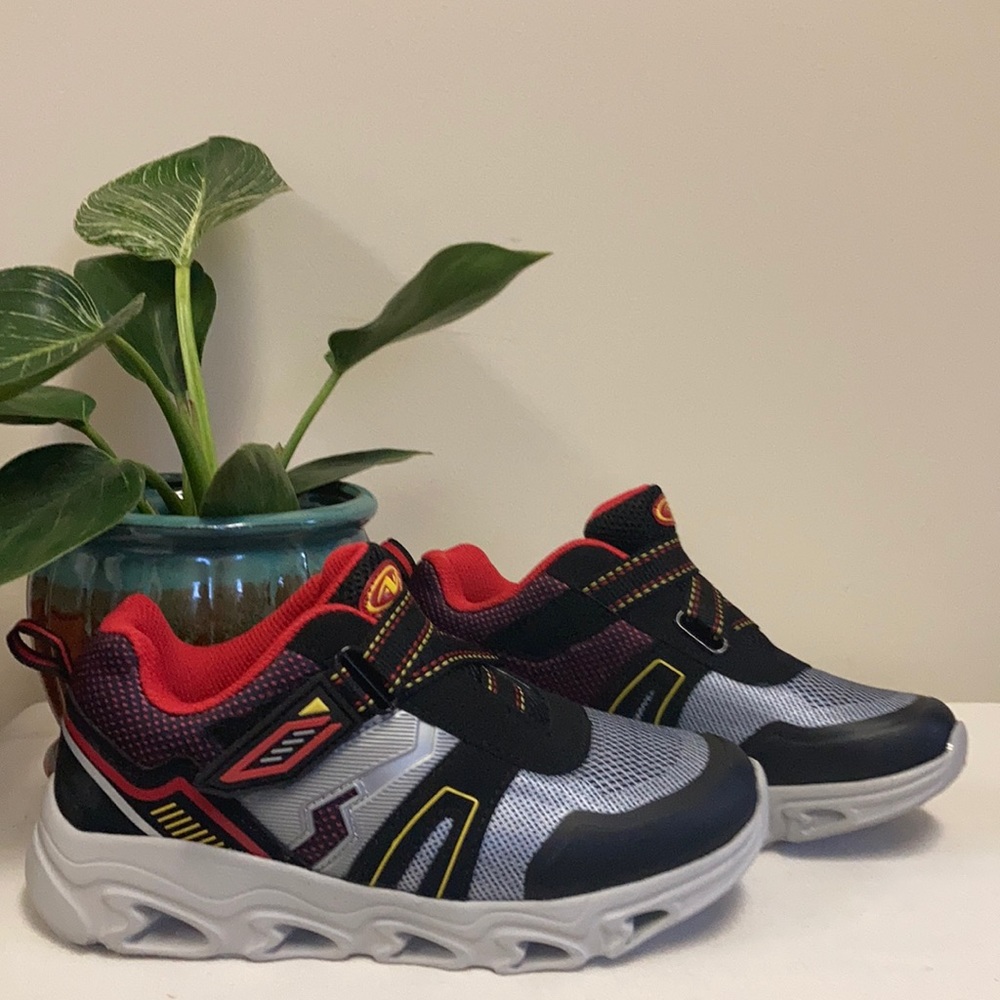 Athletic Works Boys Light up Shoes/Size:2